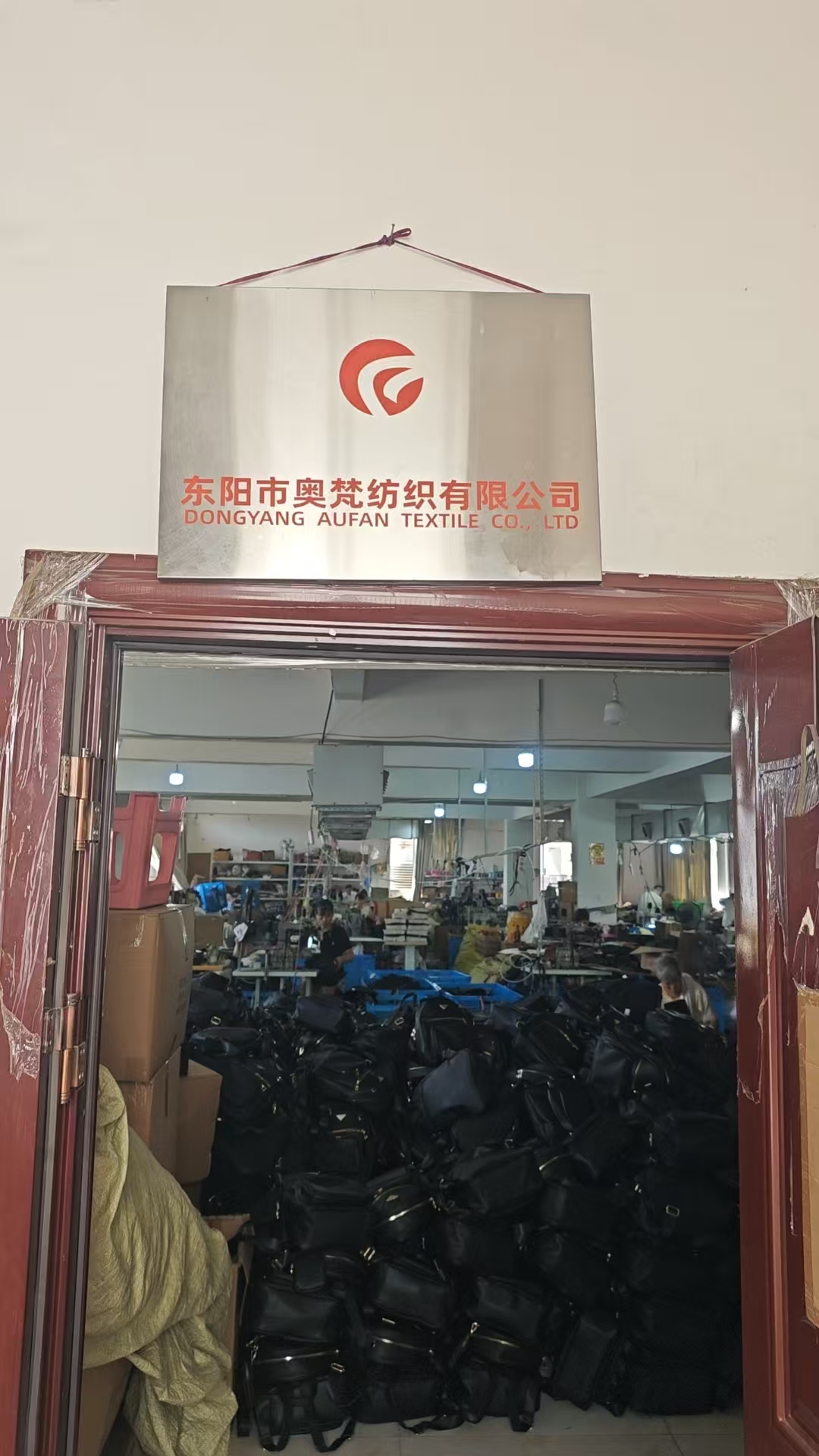 We have our own factory, specializing in the production of various types of women's backpacks, handbags, crossbody bags, backpacks and all kinds of bags. We can also customize according to samples. Our products are exclusively exported to Africa, Mexico and South America. We have been making bags for 15 years. Price advantage, quality guarantee