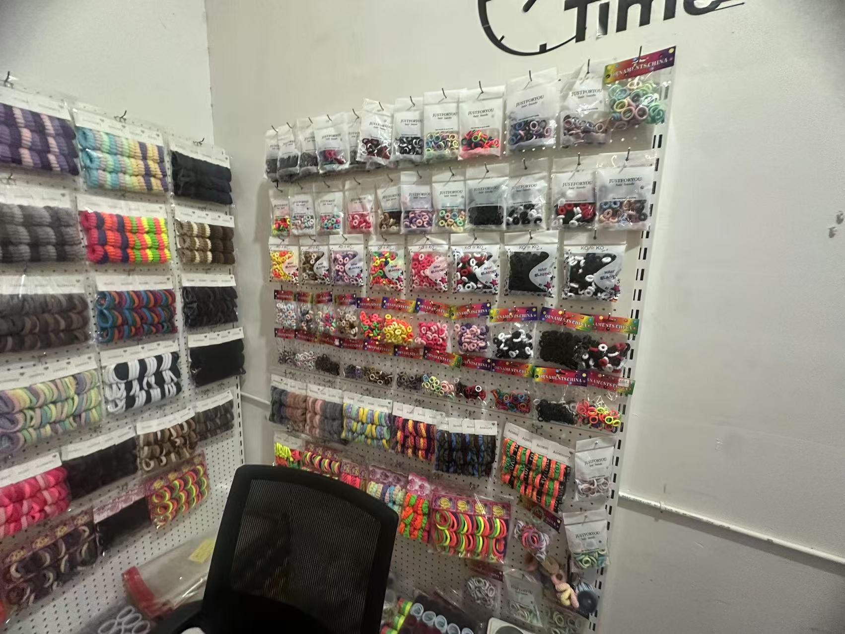 Our factory specializes in the production of hair ties and is equipped with over 100 advanced devices. From order receiving to delivery, our system is mature and complete, and we respond efficiently. We warmly accept all kinds of orders, big or small. We sincerely welcome all customers to visit our factory and discuss cooperation!