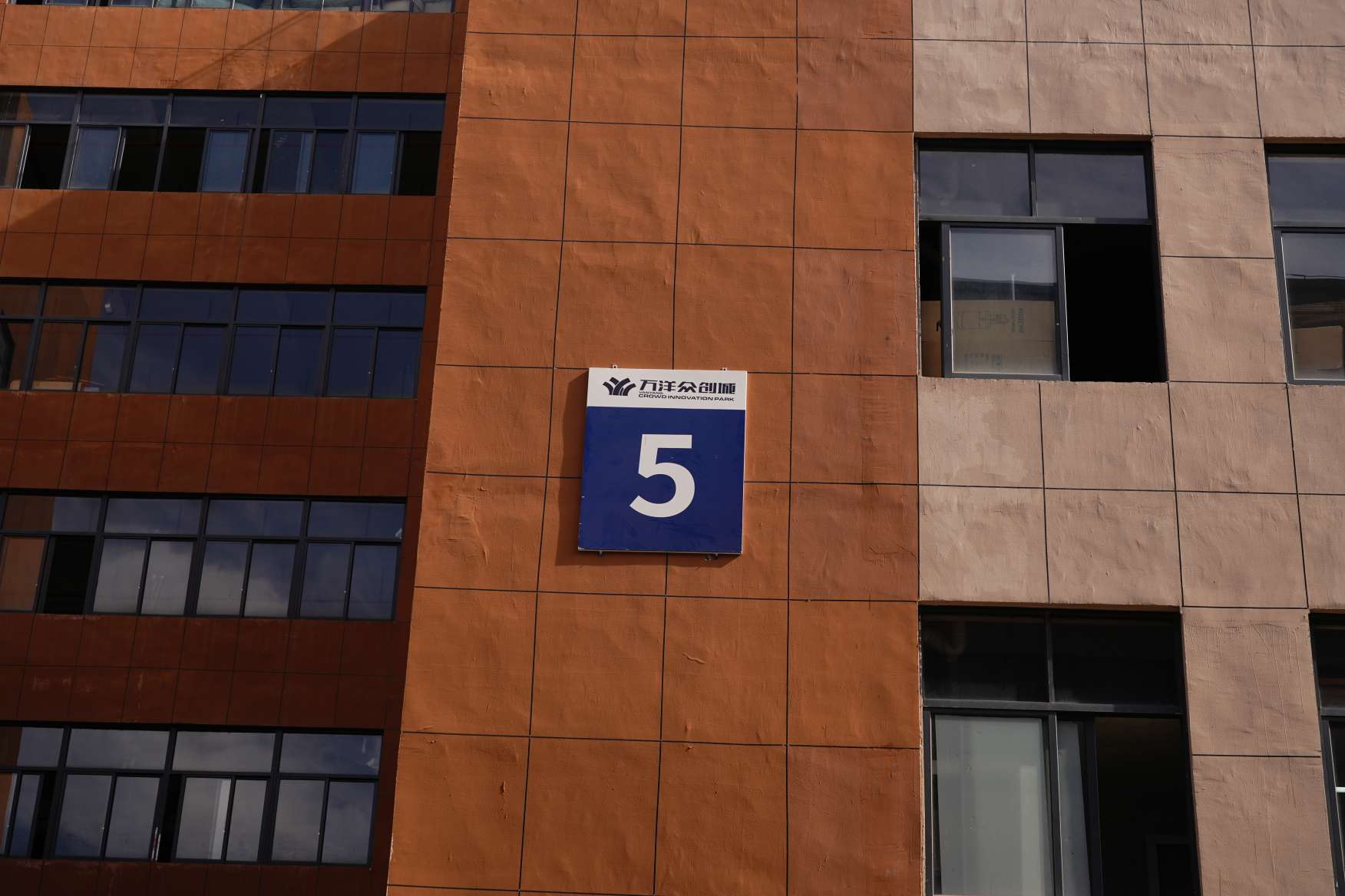 We have a 3,000-square-meter factory in Pujiang (about ten kilometers away from Yiwu), which is fully equipped with facilities for rubber coating production, spray painting, pad printing and packaging. Specializing in the production of pvc vinyl toys and eva particle toys for over ten years. Source factory, high quality and low price.