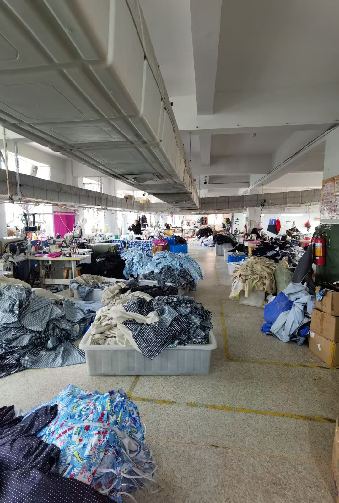Our factory has specialized in manufacturing raincoats and waterproof outdoor products for over three decades. We offer a one-stop service including inquiry, sample making, production, inspection and delivery. We focus on differentiated product demands and are adept at undertaking refined order solutions. We continuously provide customers with personalized and high-quality products.