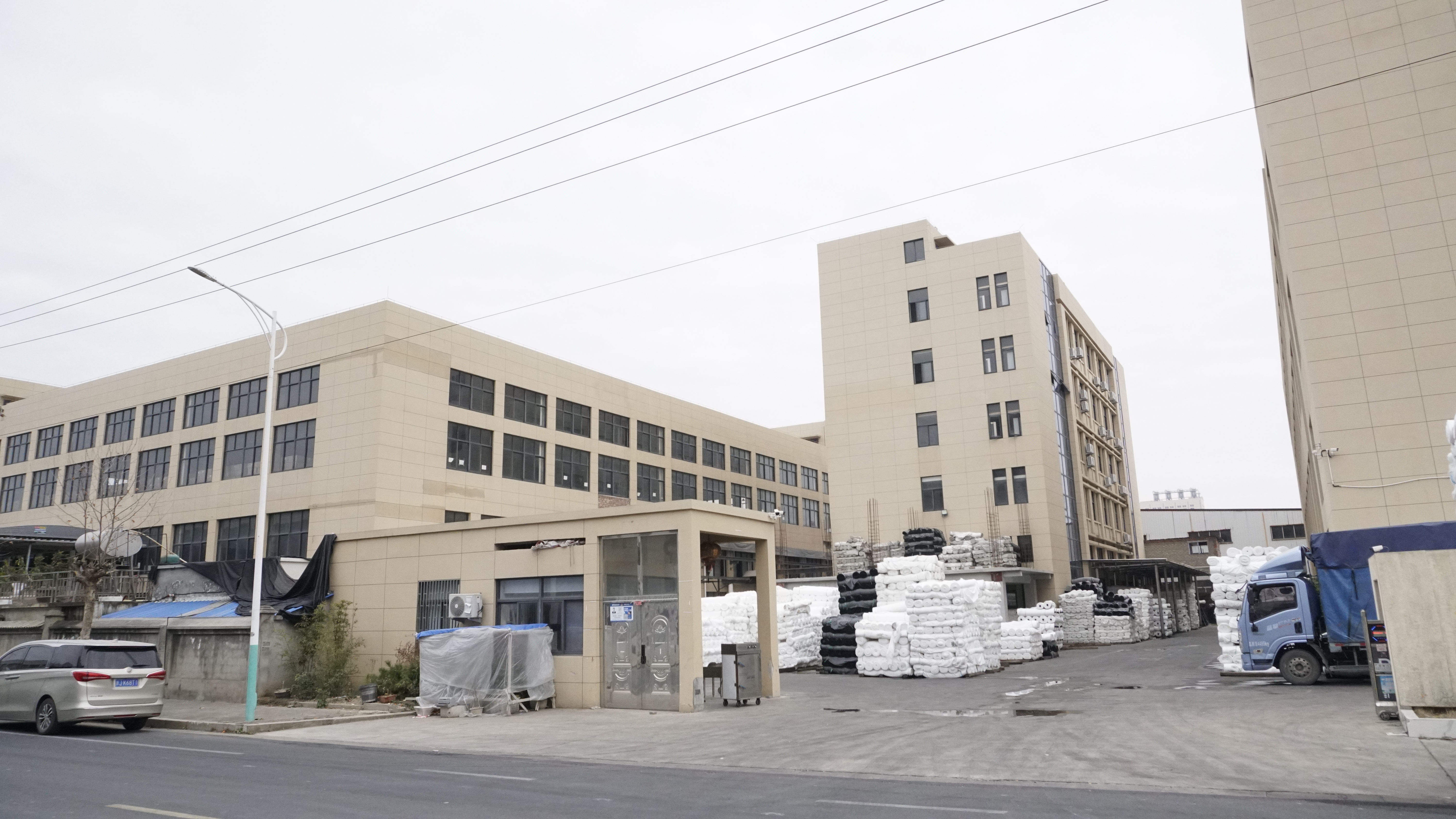 Originado en 1993 en，Capital registrado 1000 Diez mil yuan，La fábrica está situada en la ciudad industrial costera de yancang road, urba port town, condado de sanmen, taizhou, zhejiang 16 la，Cubre el área 20 mu。Empresa enfocada en todo tipo de telas de equipaje，Telas para productos exteriores