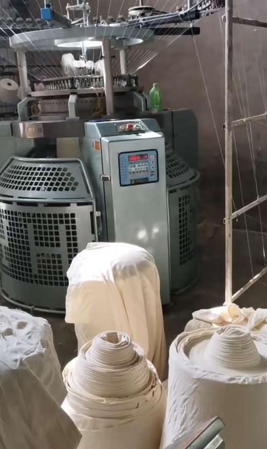 With 10 years of experience in garment knitting, our factory has its own complete production line from weaving to finished garments. We have a wide variety of inventory items in stock, a 5,000-square-meter warehouse, and support custom orders based on provided patterns as well as foreign trade customization