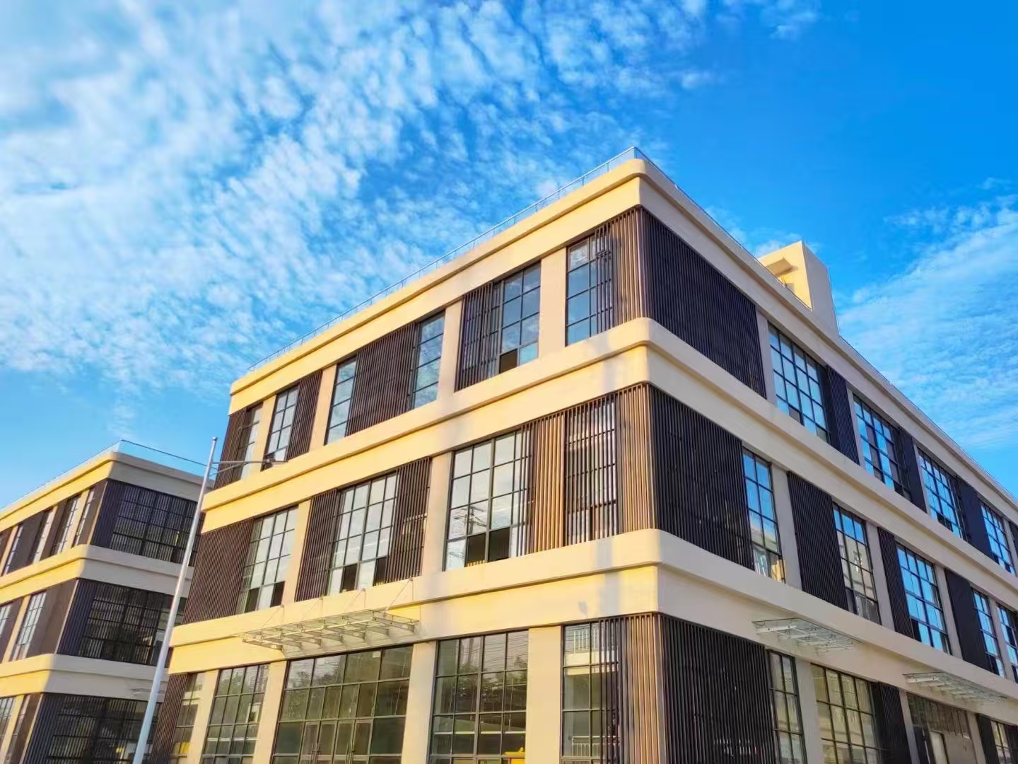 The production base of Huashavek Bioengineering (Luohe) Co., Ltd. is located at No. 21, Yangshan Road, Luohe City. The base offers a wide range of dosage forms including liquid, solid, semi-solid additives, premixes, GMP powders, dispersions, tablets, injections, transdermal solutions, and disinfectants.