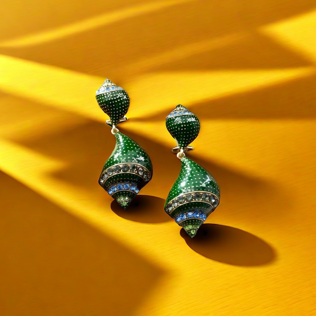 【SUGEBEINI】 Retro enamel conch earrings, green and blue contrasting diamond-encrusted earrings, ocean style, niche design, light luxury, artistic sense earrings ZEH00033 Application Scenario