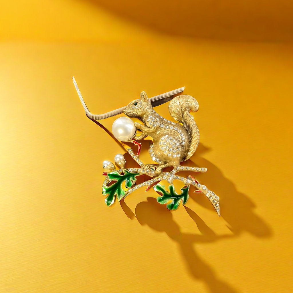 【SUGEBEINI】 Golden Squirrel Shaped brooch Enamel Leaf and Diamond Squirrel Brooch ZX00037 Specification image