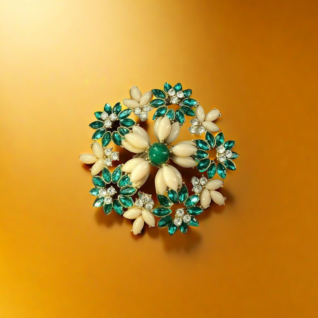 【SUGEBEINI】 Flower-shaped brooch for women, fashionable coat accessory, retro style brooch ZX00012 Application Scenario