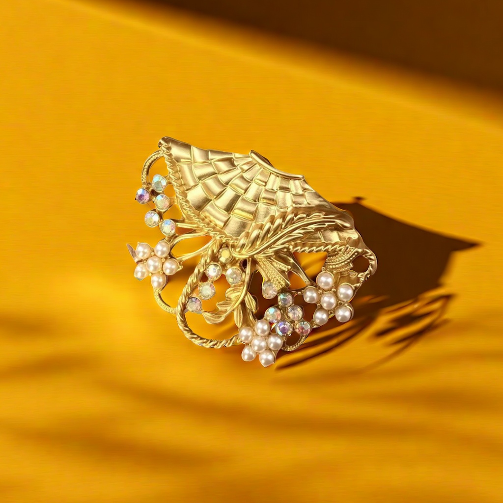 【SUGEBEINI】 Vintage metal bead brooch adorned with a retro and luxurious woven texture gilt brooch ZX00023 Application Scenario