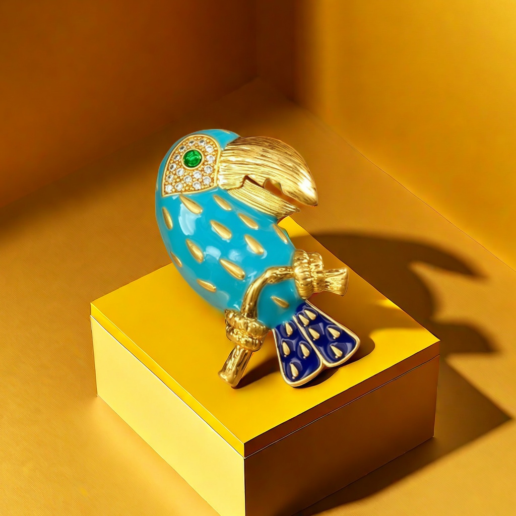 【SUGEBEINI】 Blue and gold contrasting toucan brooch with gilded and diamond-encrusted retro tropical feel ZX00055 Specification image