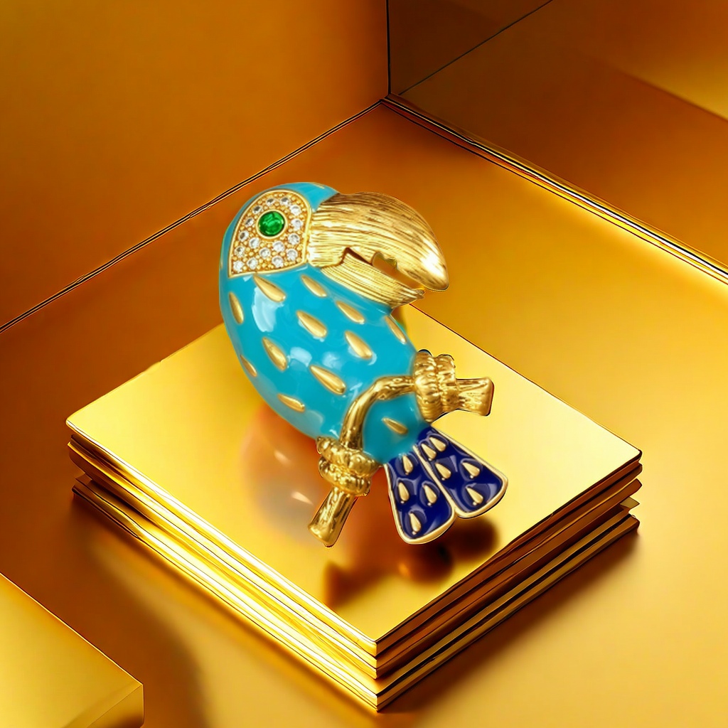 【SUGEBEINI】 Blue and gold contrasting toucan brooch with gilded and diamond-encrusted retro tropical feel ZX00055 Application Scenario