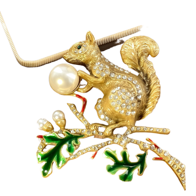 【SUGEBEINI】 Golden Squirrel Shaped brooch Enamel Leaf and Diamond Squirrel Brooch ZX00037 Item Picture