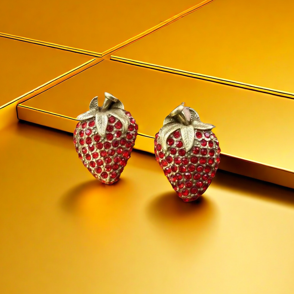 【SUGEBEINI】 Retro red strawberry stud earrings with a sweet and cool style, vintage full-diamond strawberry ZEH00193 Specification image