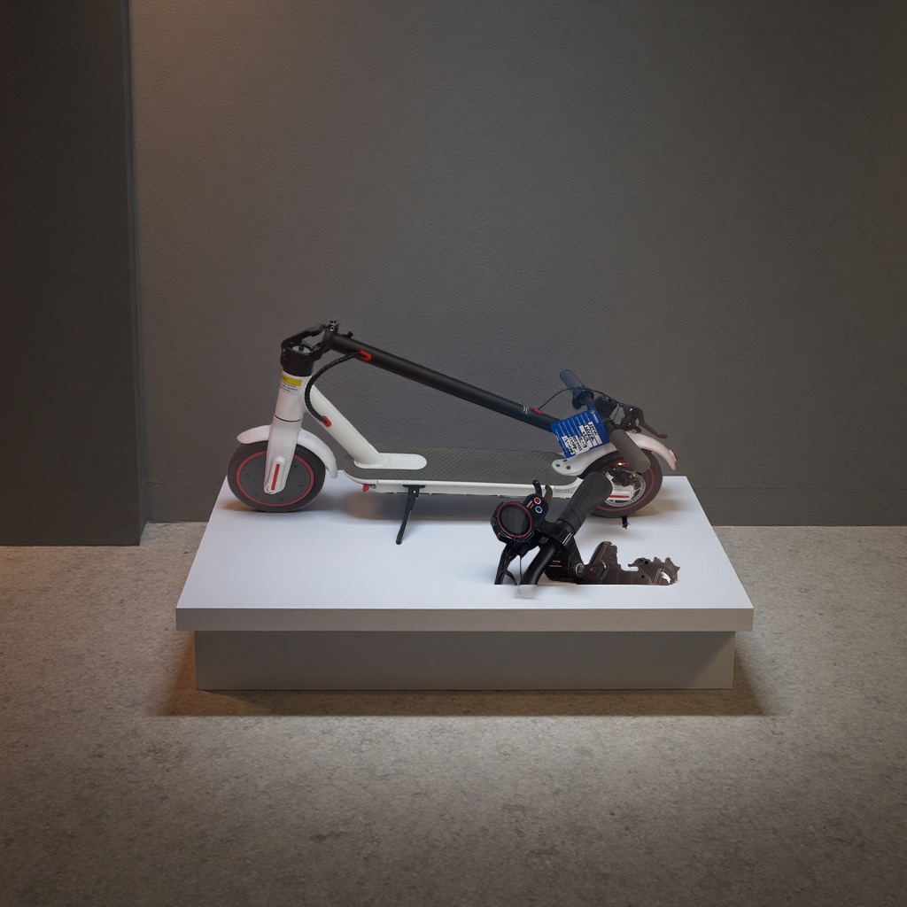 A portable electric scooter that is lightweight, high-speed, has a long battery life and can be charged Specification image