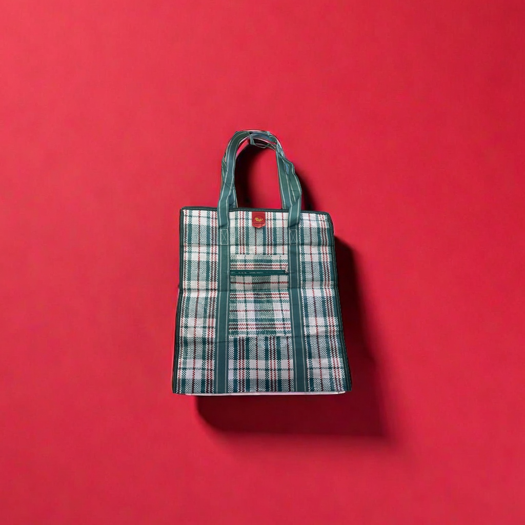 The simple shopping bag with a checkered pattern is reusable and has a large capacity Specification image