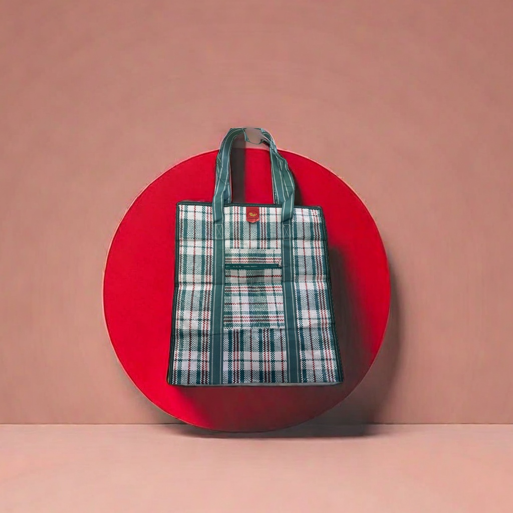 The simple shopping bag with a checkered pattern is reusable and has a large capacity details Picture
