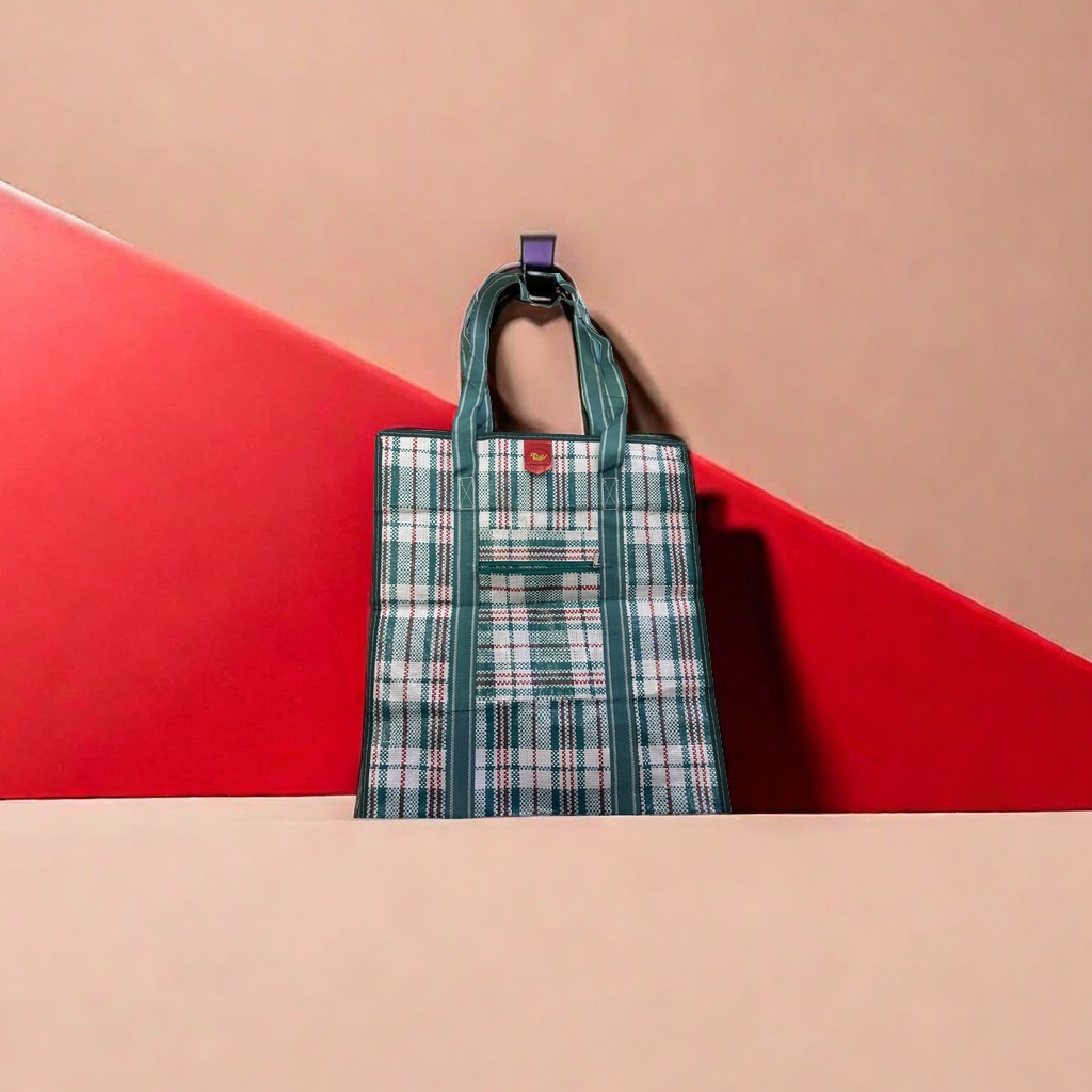 The simple shopping bag with a checkered pattern is reusable and has a large capacity Application Scenario