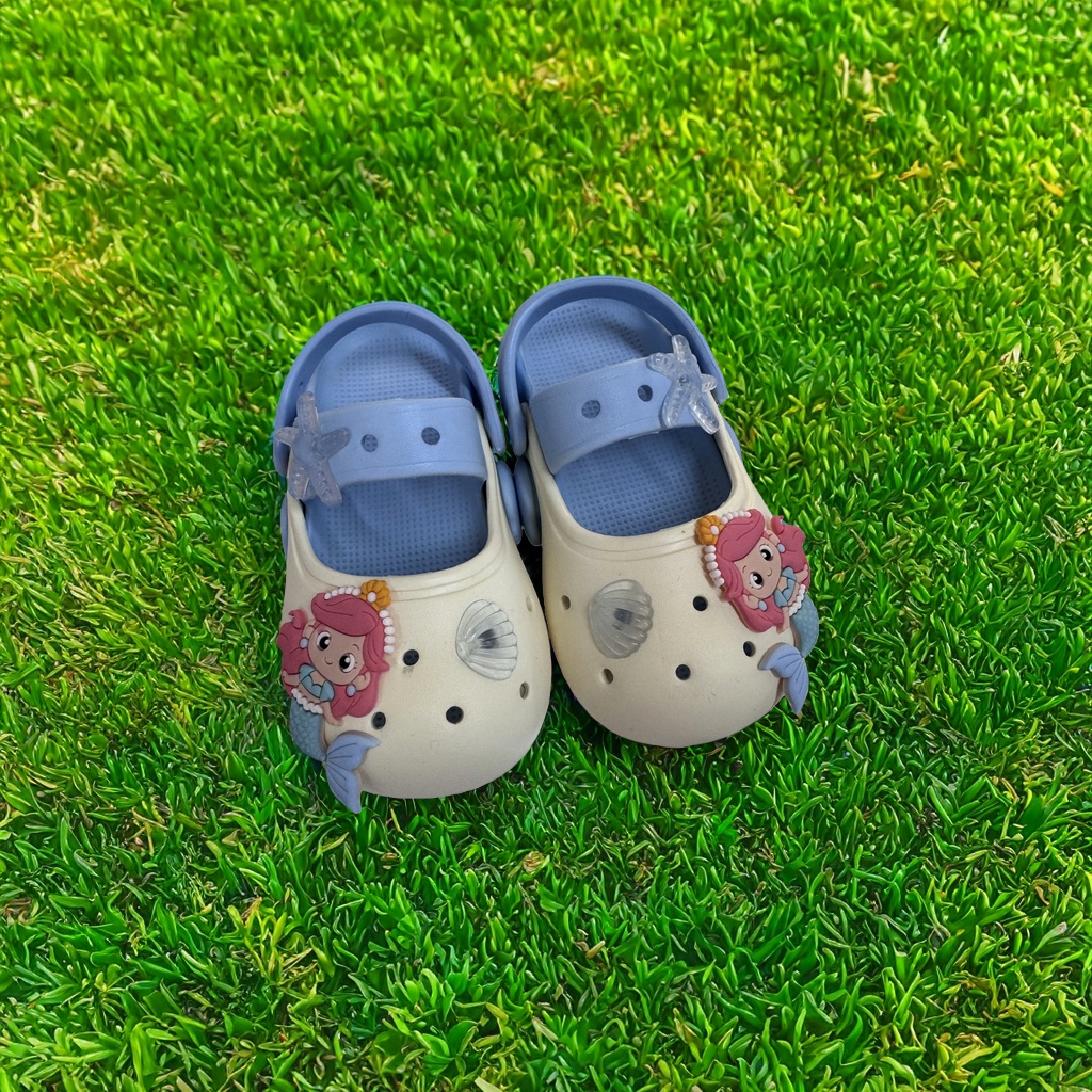 Cartoon mermaid-decorated children's crocs, breathable, anti-slip, soft-soled, cute, fashionable and casual shoes details Picture
