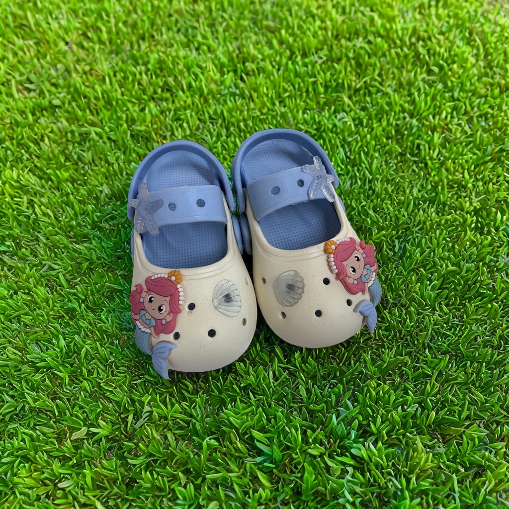 Cartoon mermaid-decorated children's crocs, breathable, anti-slip, soft-soled, cute, fashionable and casual shoes Application Scenario