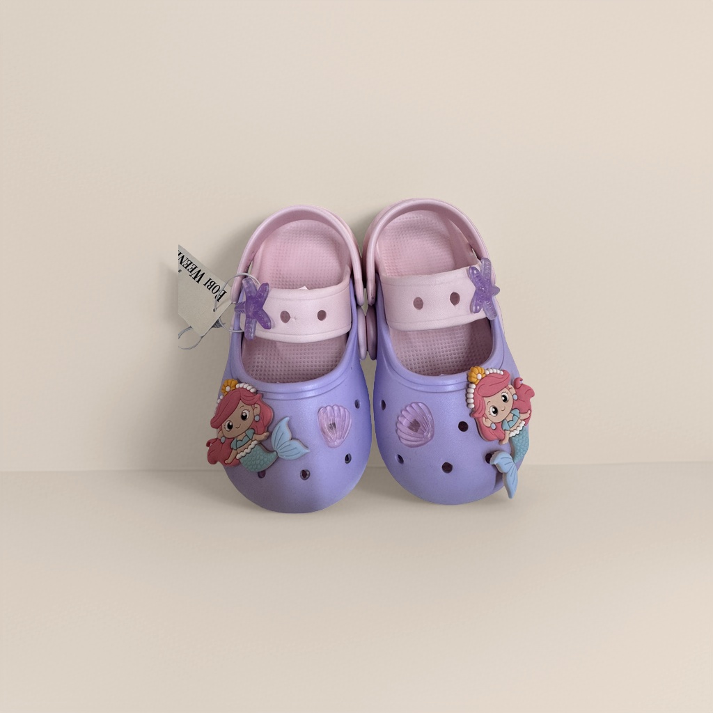 Cartoon mermaid-decorated children's crocs, anti-slip, soft, breathable and cute shoes Application Scenario