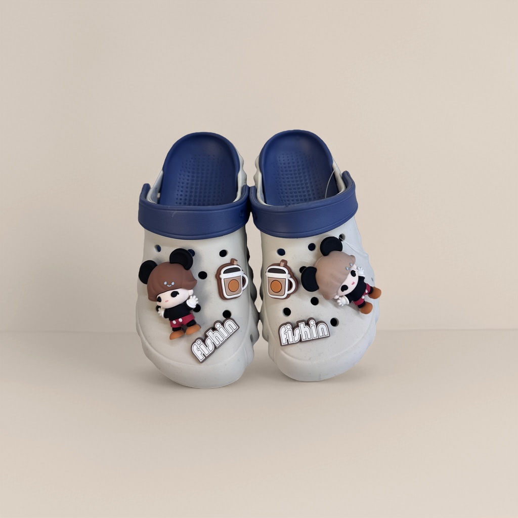 Cartoon crocs, fashionable decorative anti-slip casual shoes, breathable and comfortable home slippers