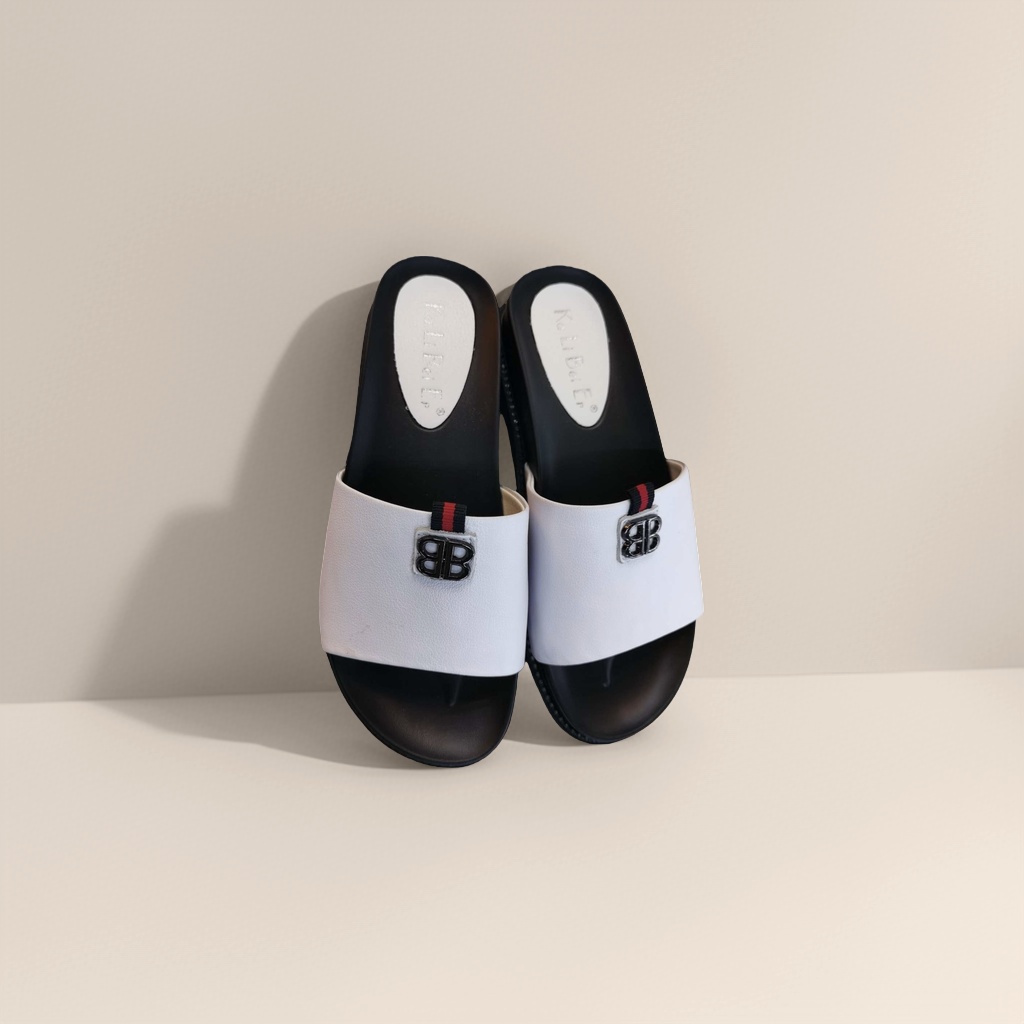 Anti-slip bathroom slippers, thickened and soft home slippers Application Scenario