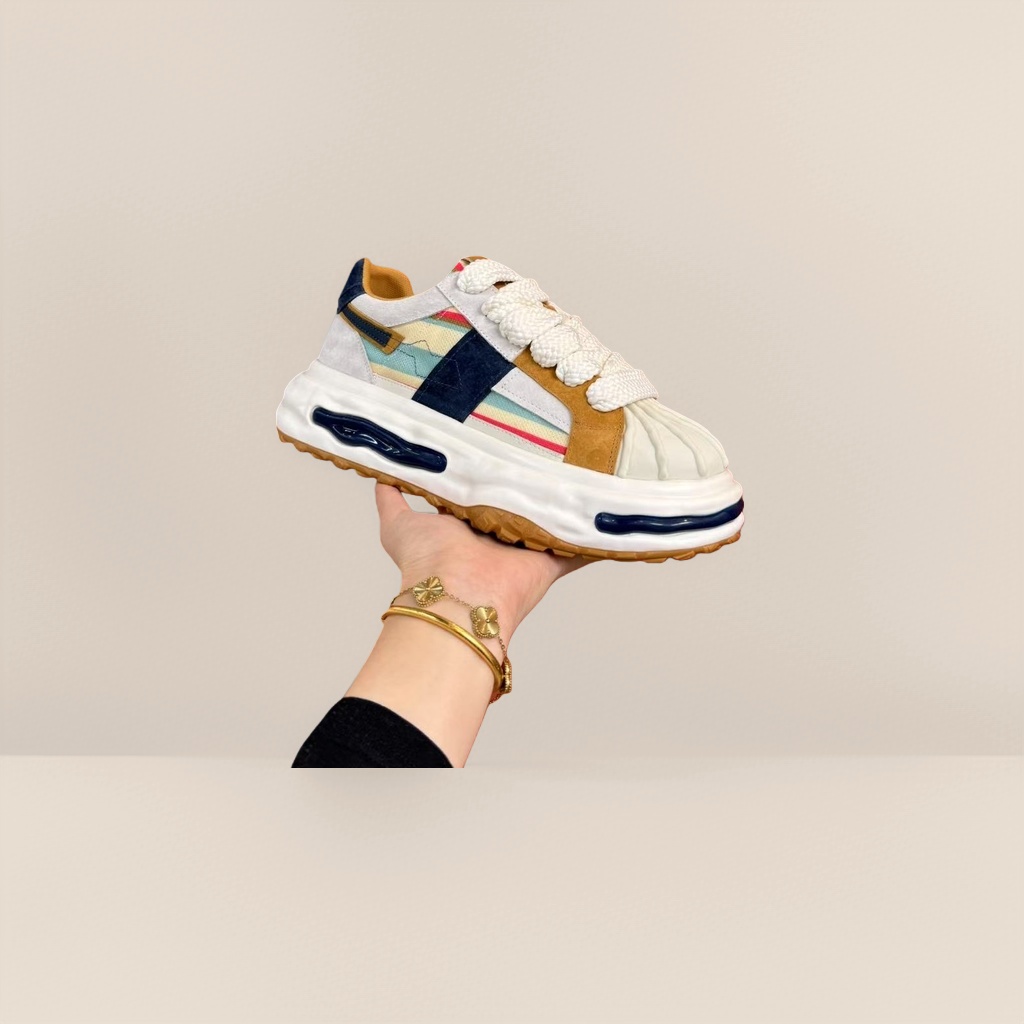 The sports shoes are breathable, lightweight and shock-absorbing. The running shoes are comfortable, anti-slip and wear-resistant. Men's and women's styles
