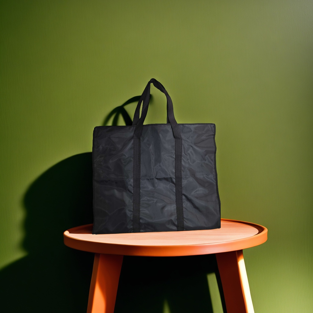 Black hand-held large-capacity canvas shopping bag, simple and versatile for commuting. Commuting 155814042 Application Scenario