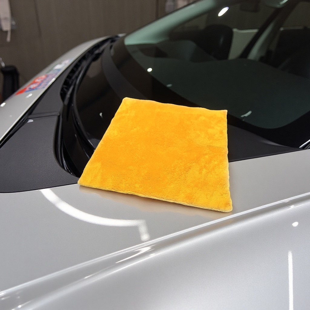 Automotive microfiber towels, specially designed for car drying, cleaning, detail care and polishing, are made of soft and borderless microfiber fabric details Picture