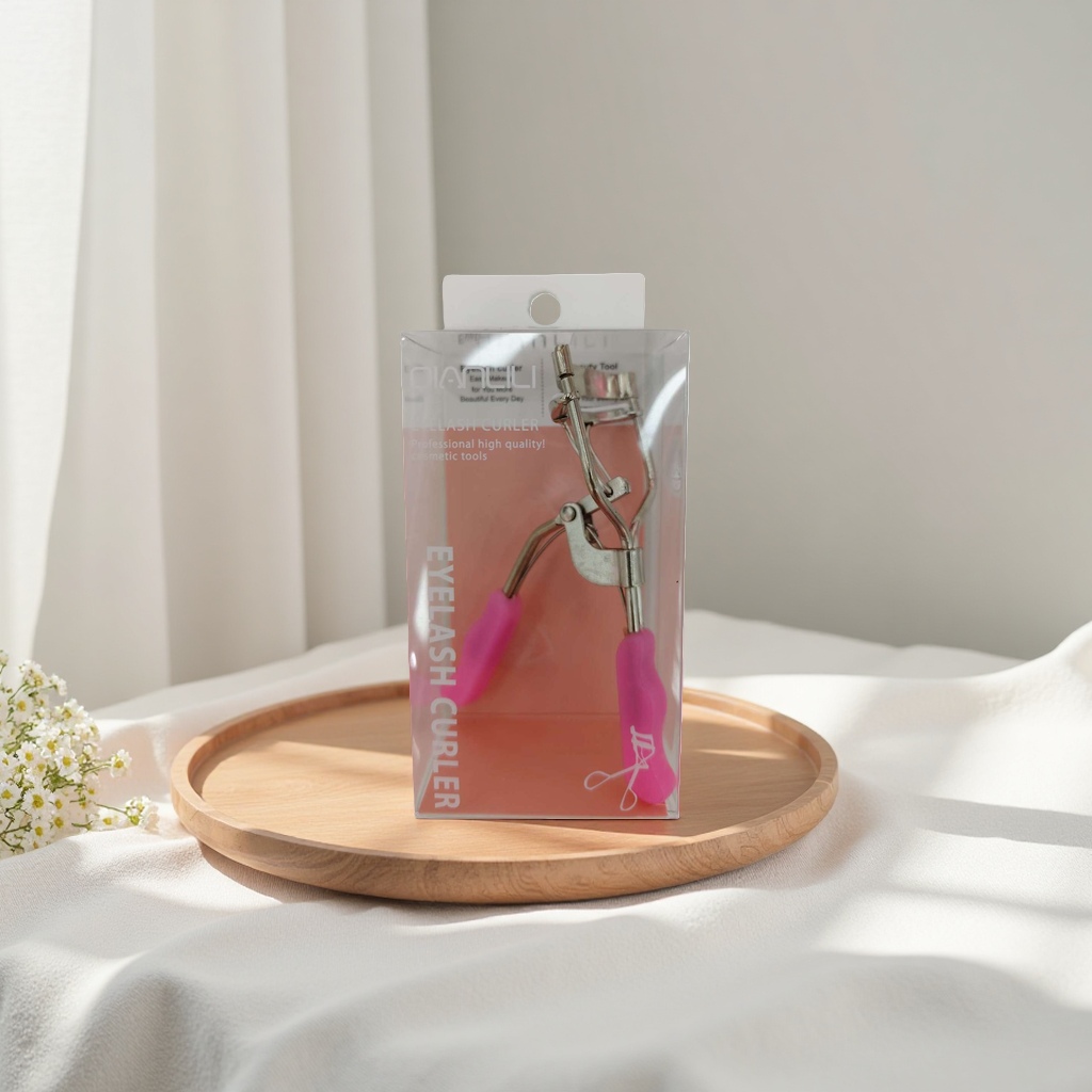 Pink handle eyelash curler, anti-slip, long-lasting and durable beauty tool. 172344251 Application Scenario