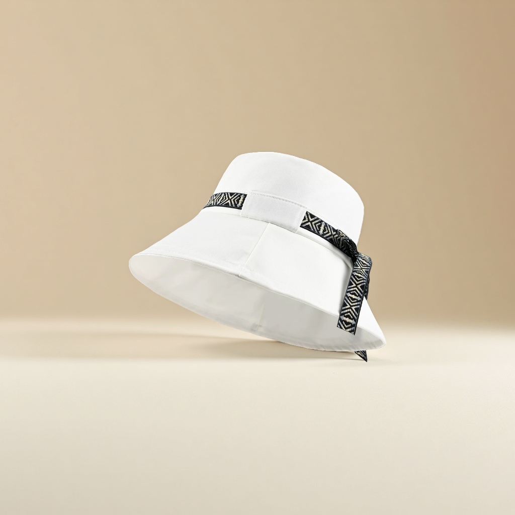 The thin fisherman's hat for spring and summer is fashionable for women. It has a large brim and a small basin hat that shows off the face Application Scenario