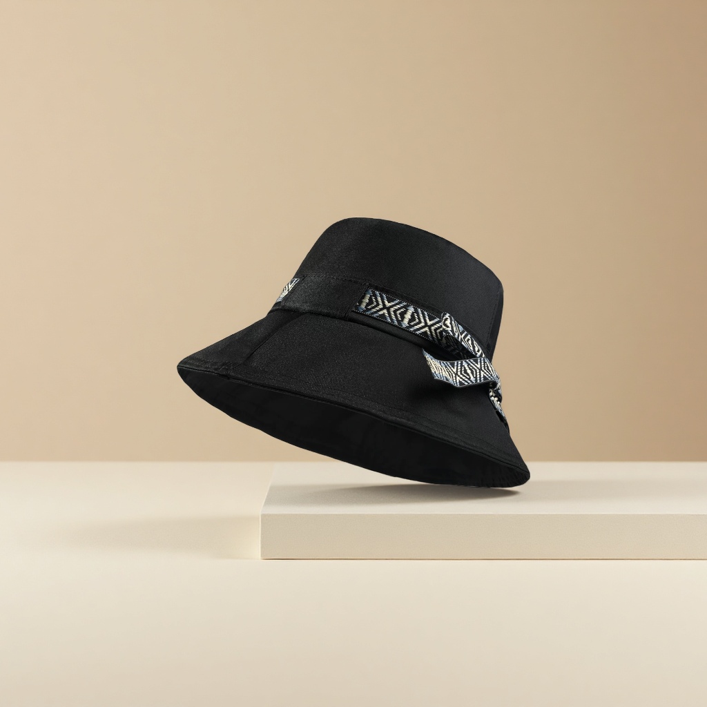 The thin fisherman's hat for spring and summer is fashionable for women. It has a large brim and a small basin hat that shows off the face Specification image
