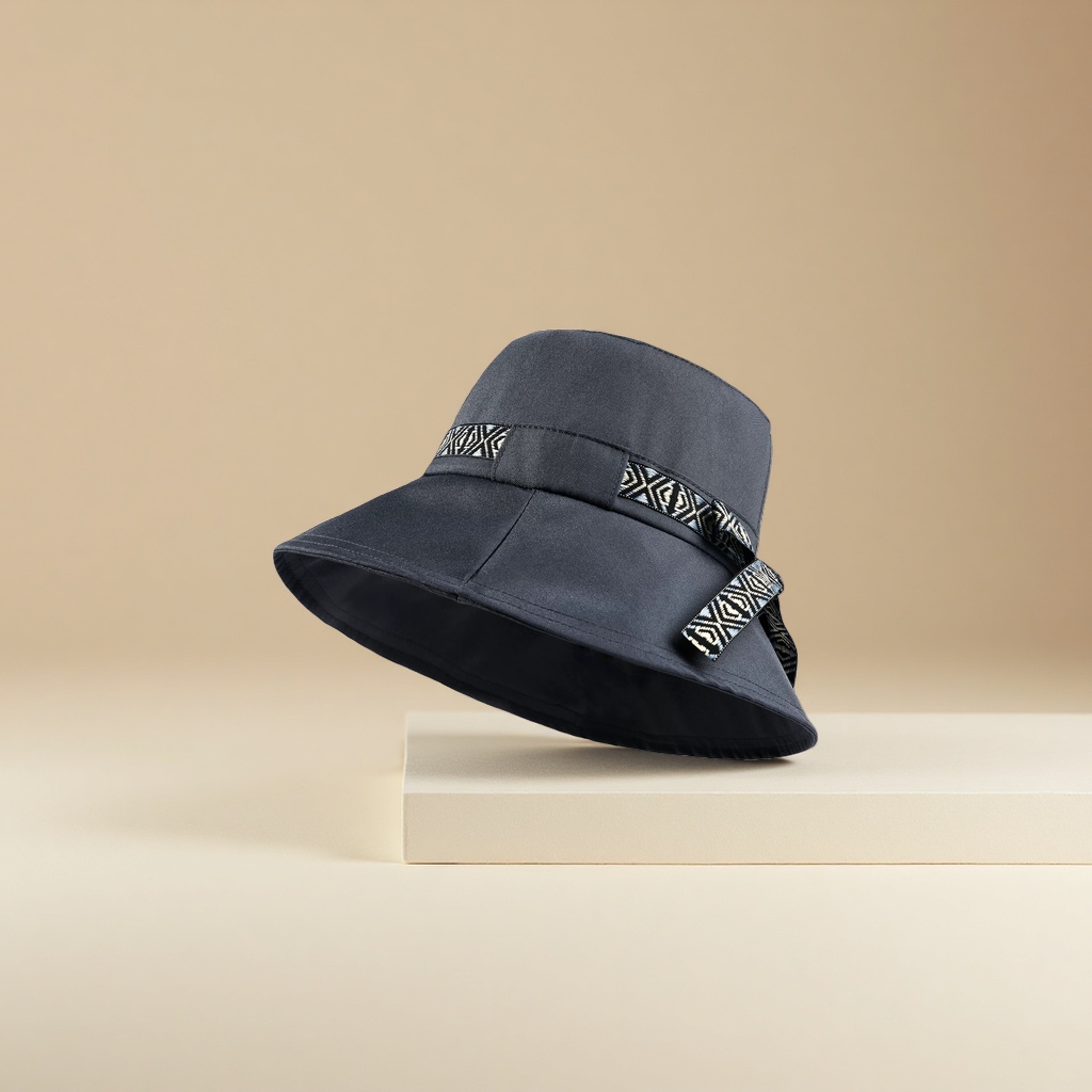 The thin fisherman's hat for spring and summer is fashionable for women. It has a large brim and a small basin hat that shows off the face