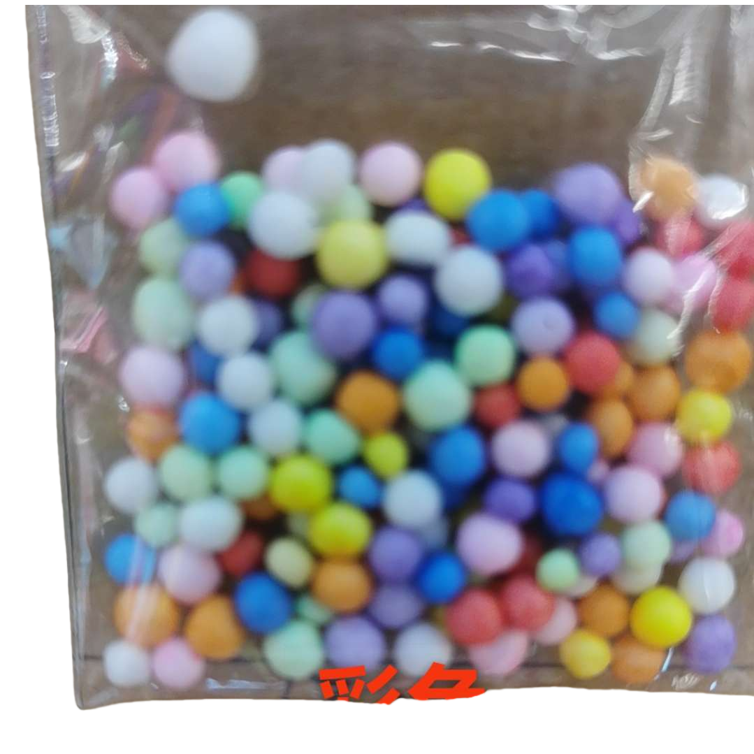 ويعلَّم الأطفال الصغار في ألعاب كروية ملونة في سن مبكرة على الكرات المطاطية 103658528 Item Picture