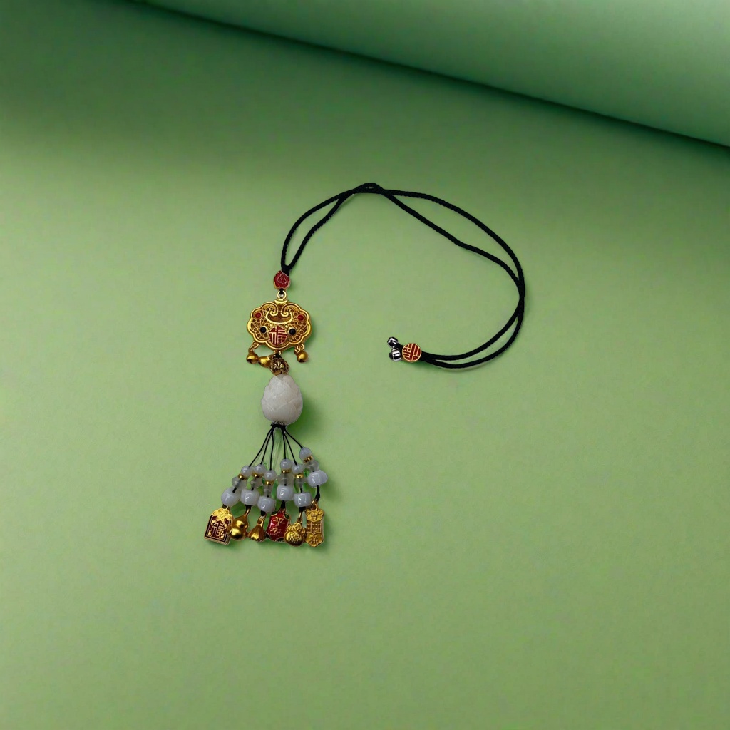 A simple and fashionable Chinese-style jade carved necklace as a gift for girls Application Scenario