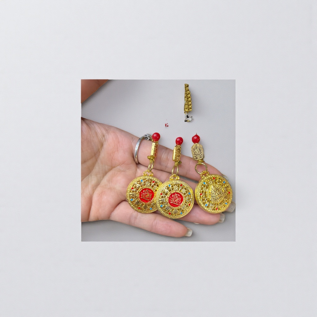 A simple, fashionable and versatile necklace with golden jewelry pendant as a gift for girls Application Scenario