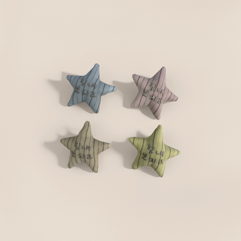 星星形状的布艺装饰品，主体为四个不同颜色（浅蓝、粉红、米色、浅黄）的条纹星星，每个星星上绣有韩文“힘내 보자고”（加油吧），背景为带有品牌标识“梨可辅料 LI·KE”的卡片。产品图