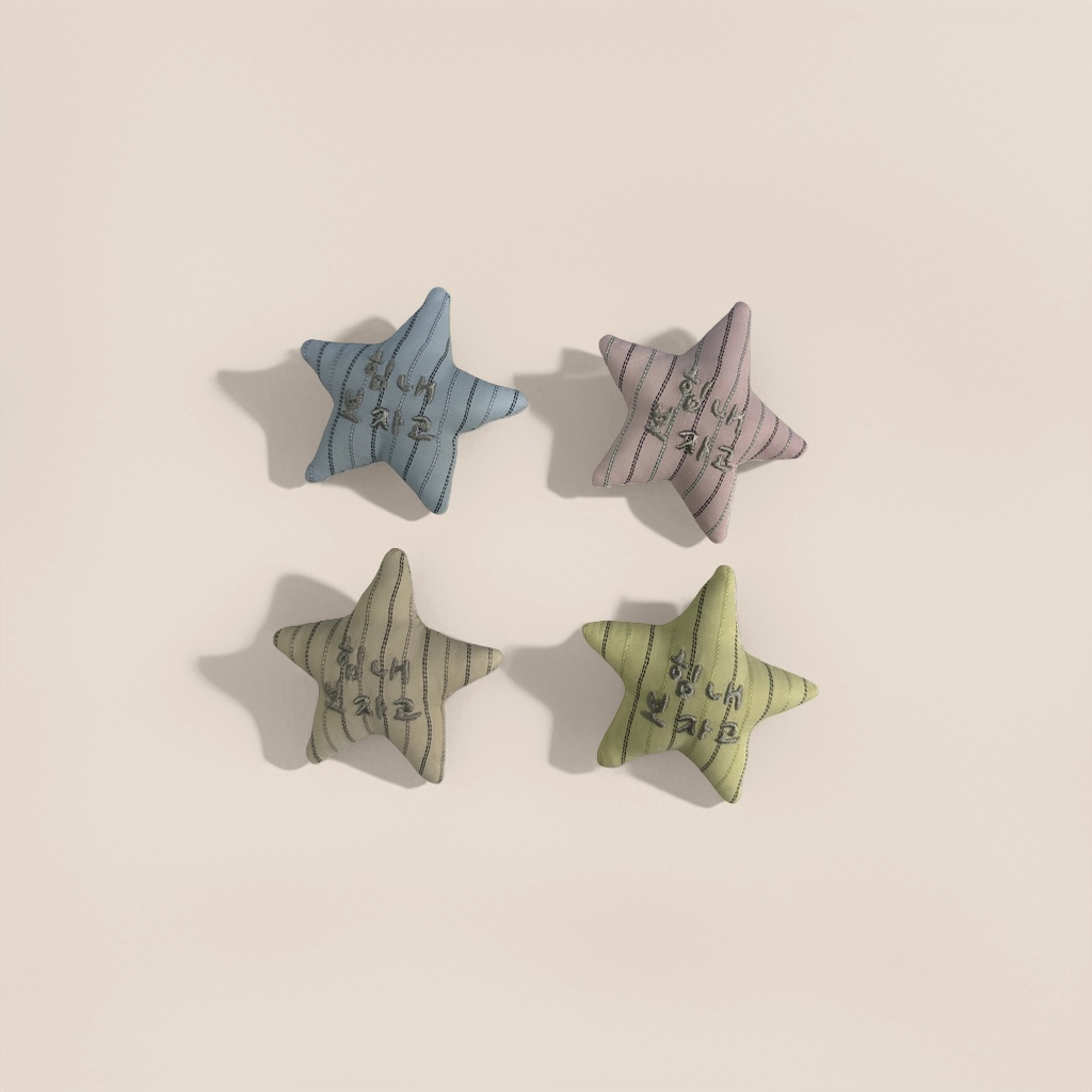 星星形状的布艺装饰品，主体为四个不同颜色（浅蓝、粉红、米色、浅黄）的条纹星星，每个星星上绣有韩文“힘내 보자고”（加油吧），背景为带有品牌标识“梨可辅料 LI·KE”的卡片。细节图