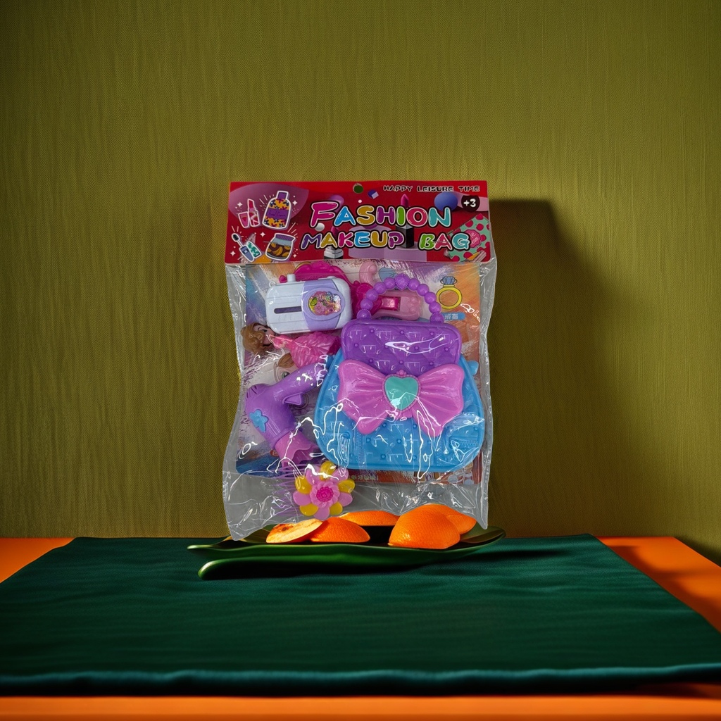 The children's toy makeup bag set is cute in design, portable for storage and comes in a gift box Application Scenario