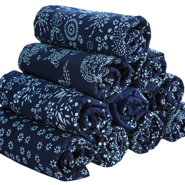 深蓝色花卉图案布料卷起堆叠包装
