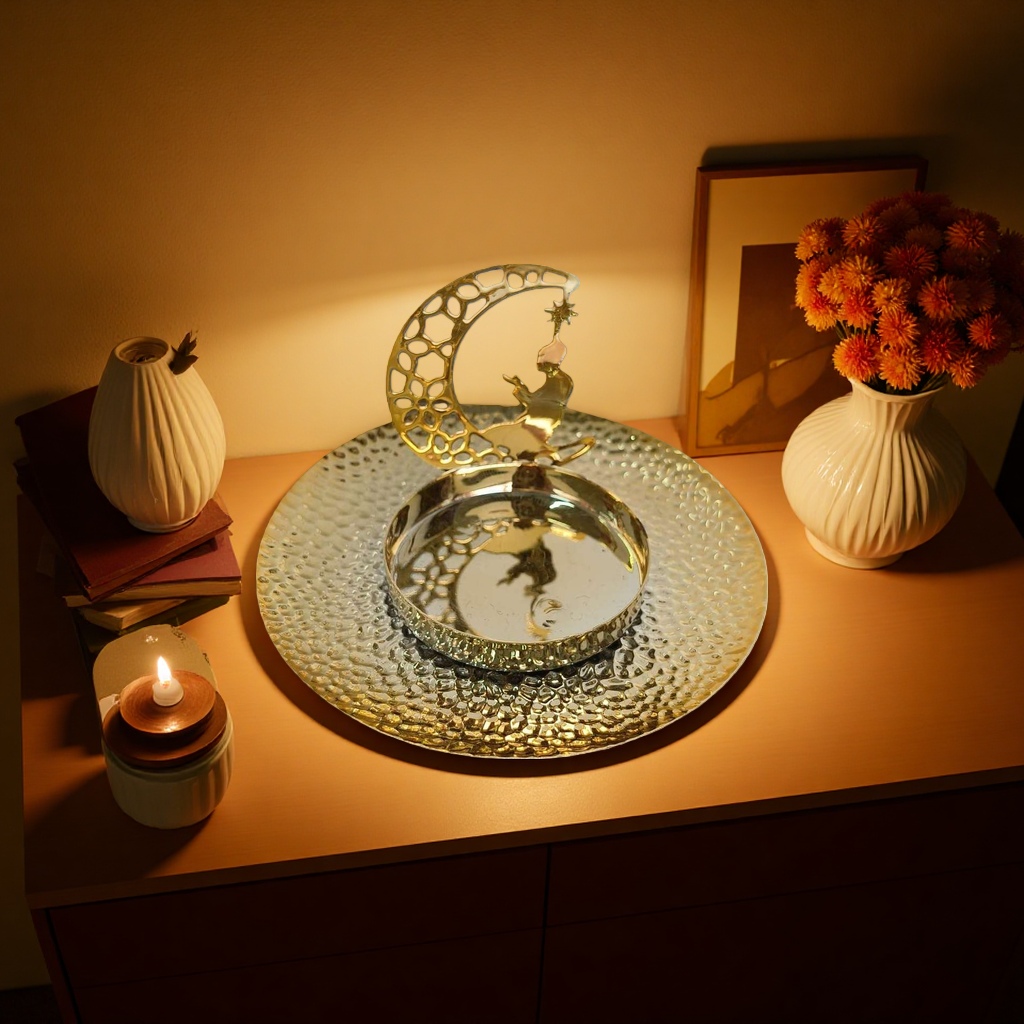 Golden moon and character-shaped metal decorative items, home decorative items, artistic decorative items Specification image
