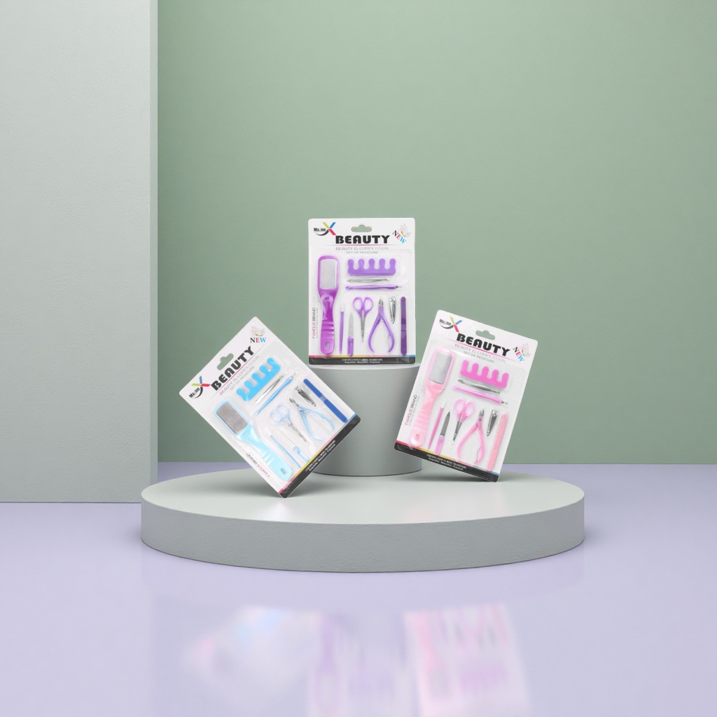 Processing cute pink nail clippers, nail clippers, nail pliers, nail care, beauty and makeup tools