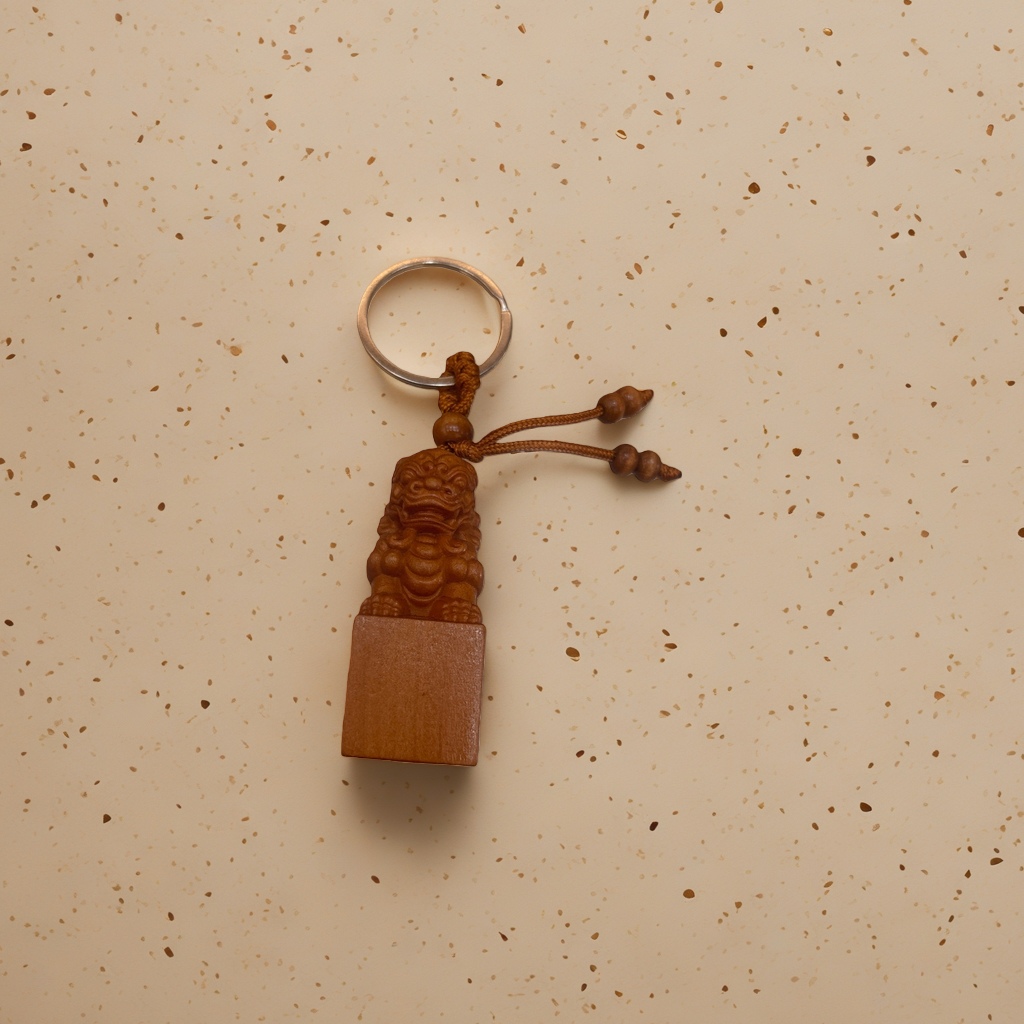 Wood-carved lion keychain, decorative item, hand-carved small pendant details Picture