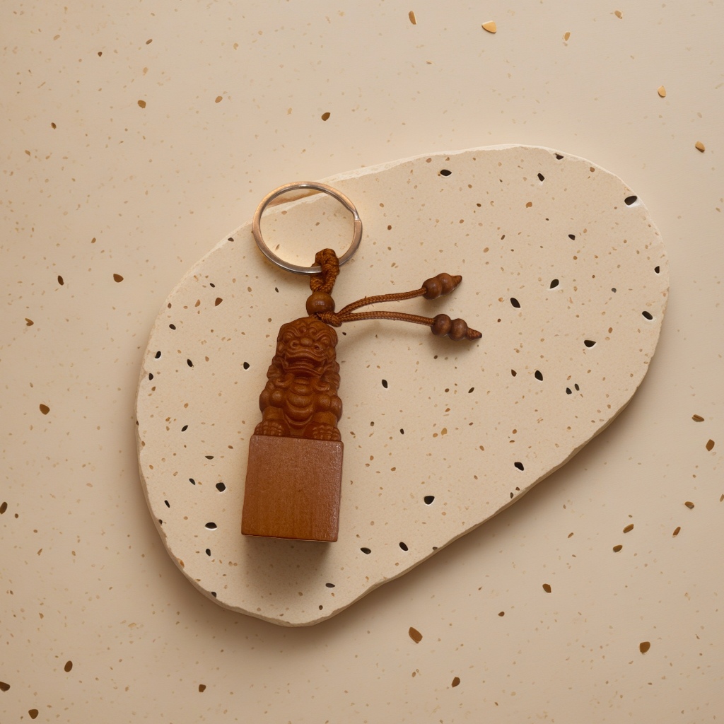Wood-carved lion keychain, decorative item, hand-carved small pendant Specification image