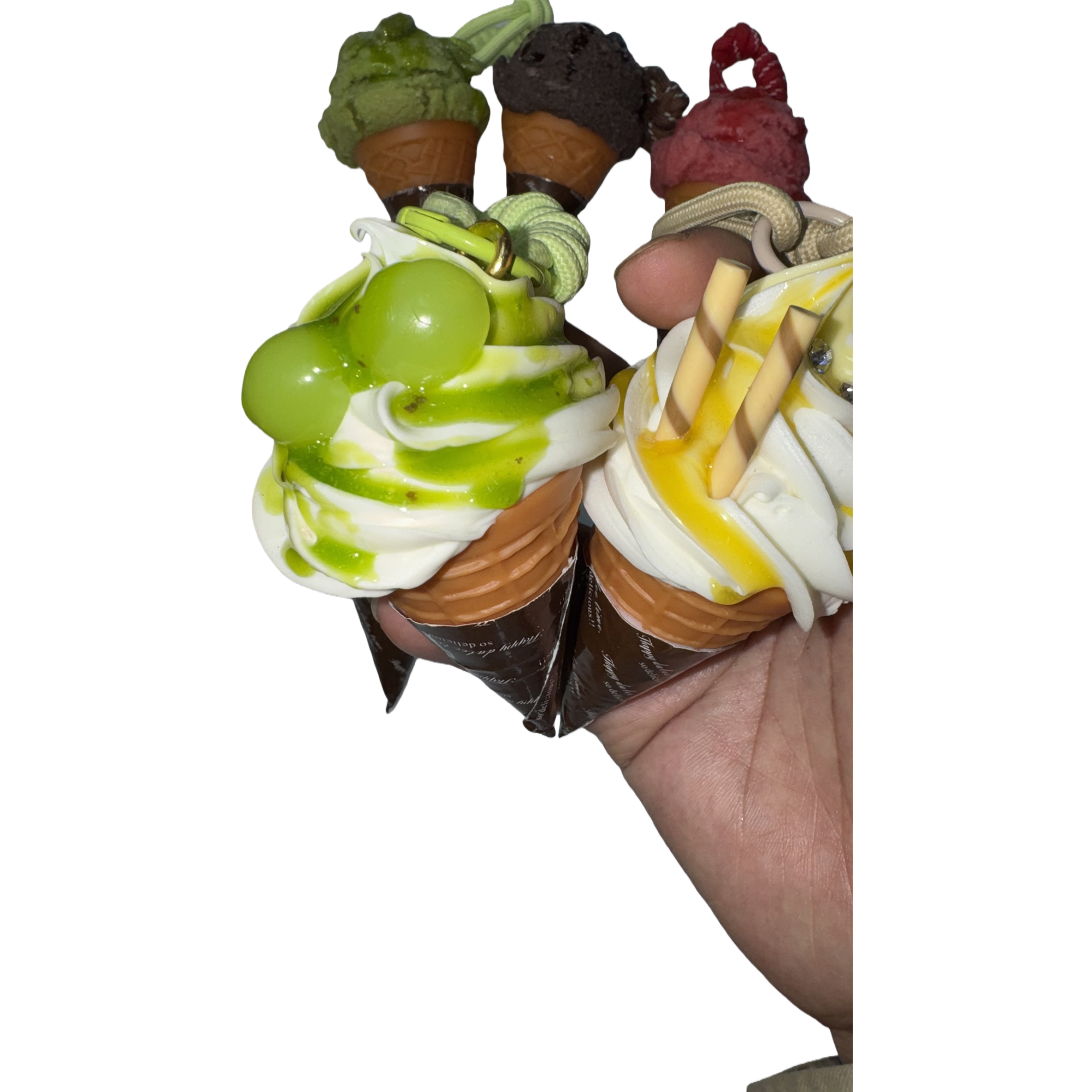 黄色冰淇淋+冰激凌蛋筒白底实物图