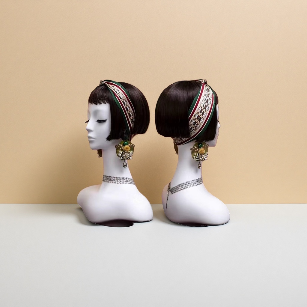 The mannequin shows a wide head details Picture