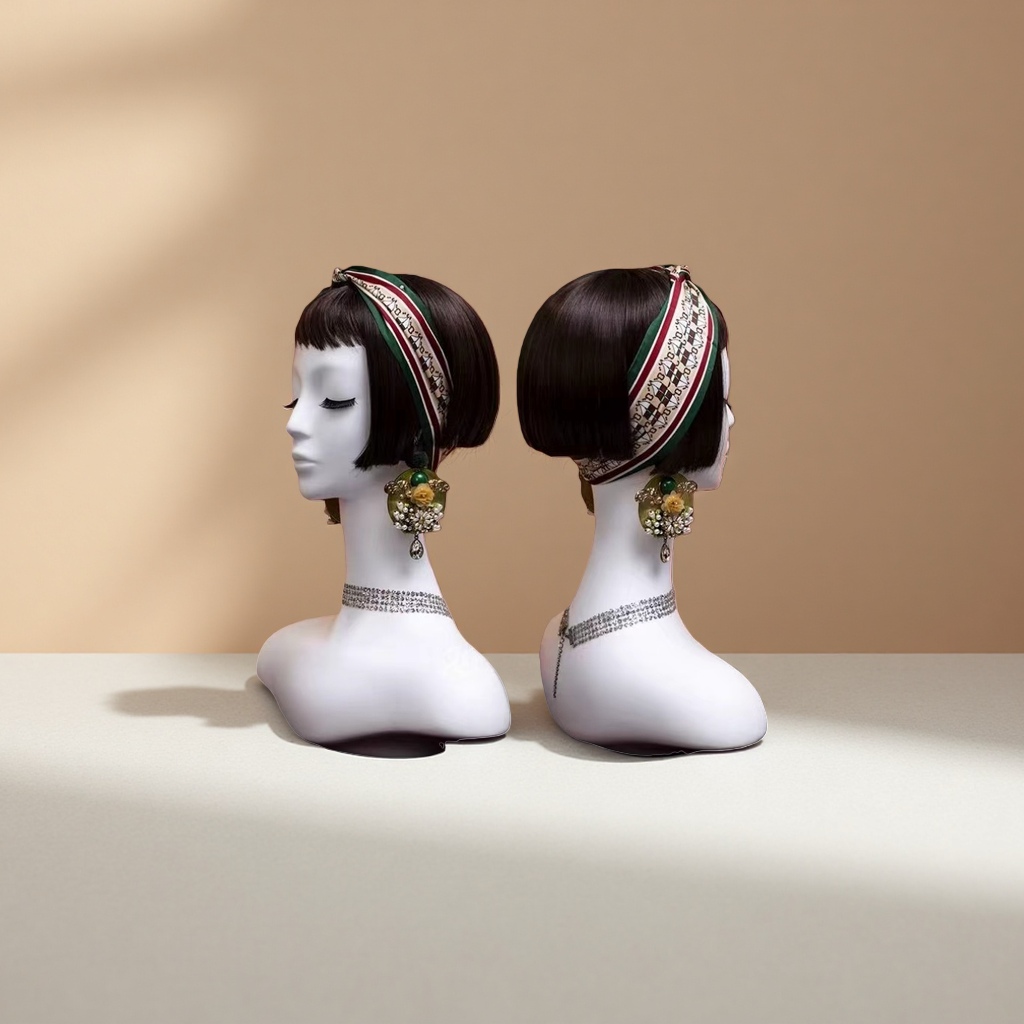 The mannequin shows a wide head Specification image