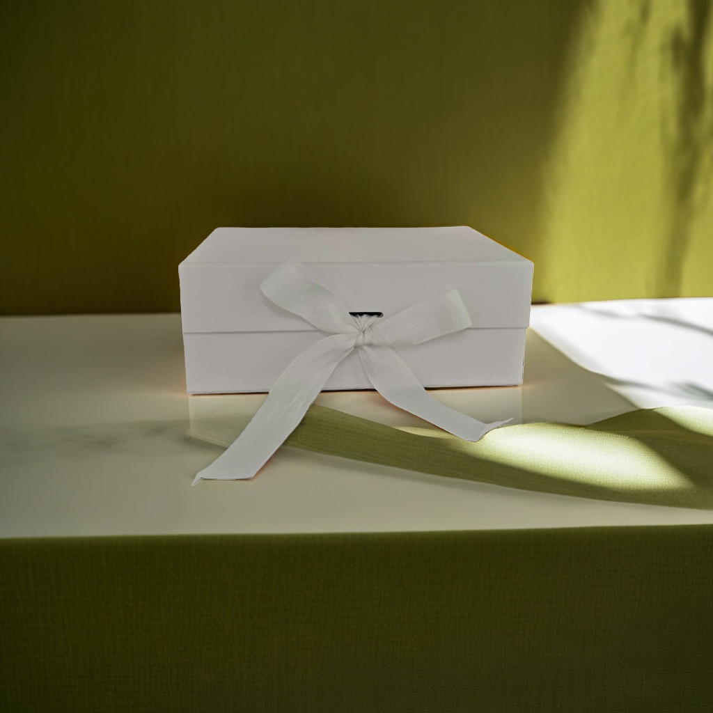 The white gift box is exquisitely packaged. It is a high-end gift box and an excellent choice for giving gifts. It is also a gift storage box Application Scenario
