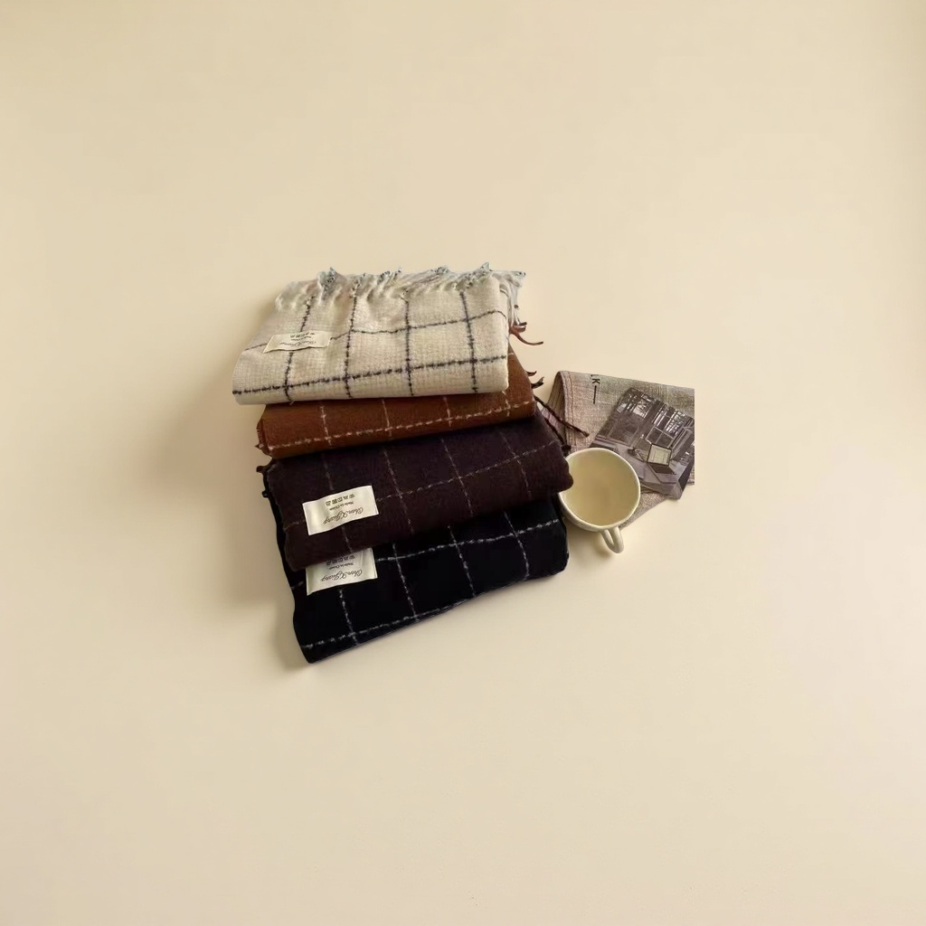 A thick checkered pattern scarf for warm and fashionable winter Specification image