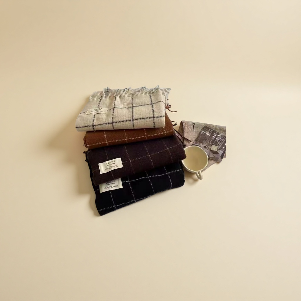 A thick checkered pattern scarf for warm and fashionable winter details Picture