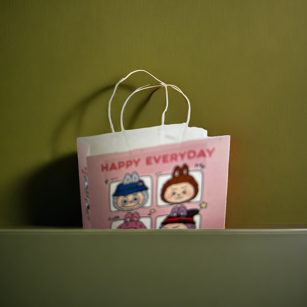 The pink handbag with cartoon character patterns is a cute, fashionable and portable packaging details Picture