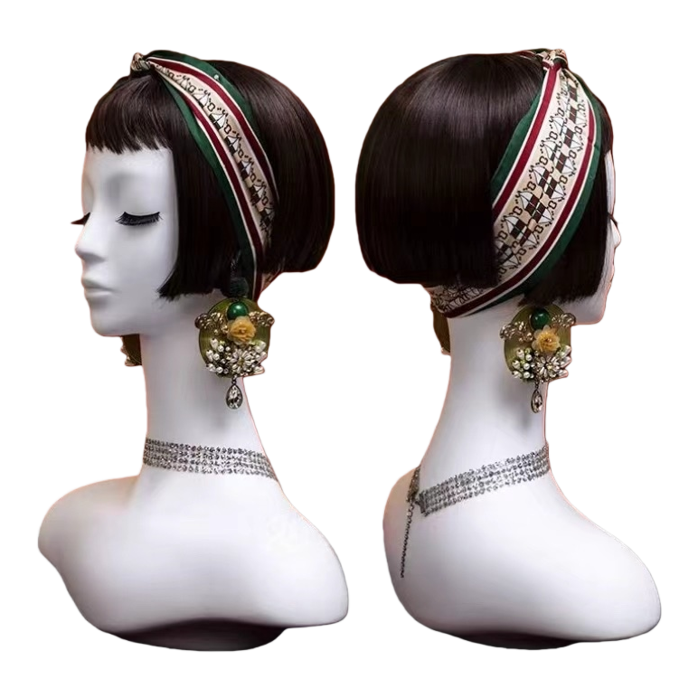 The mannequin shows a wide head Item Picture